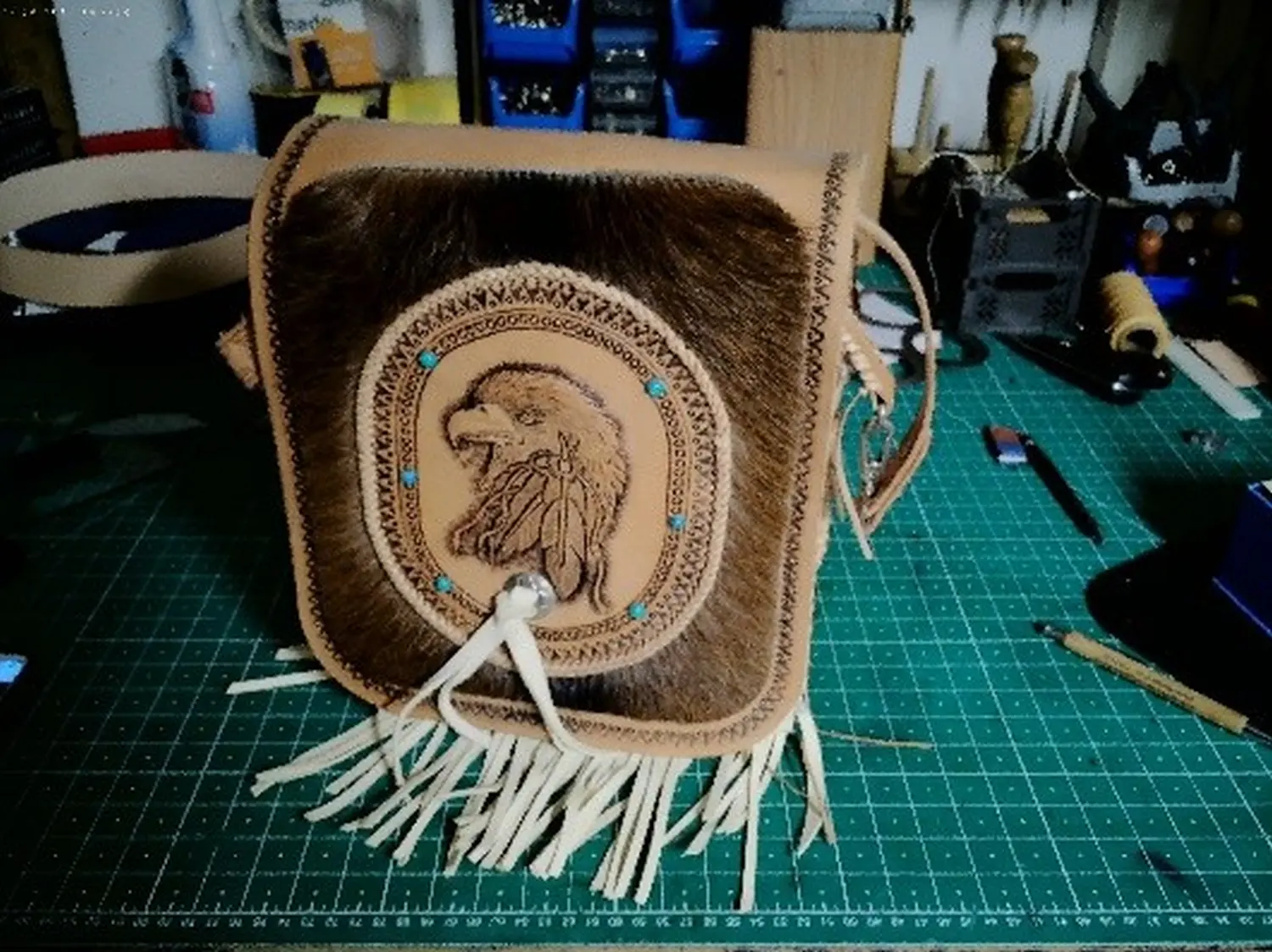 Da Leder Klopfa - 1 Indianer Trapper Handtasche aus Rinderleder mit Adler auf Ziegenfell, geflochten mit Natur belassenen Känguru Leder.