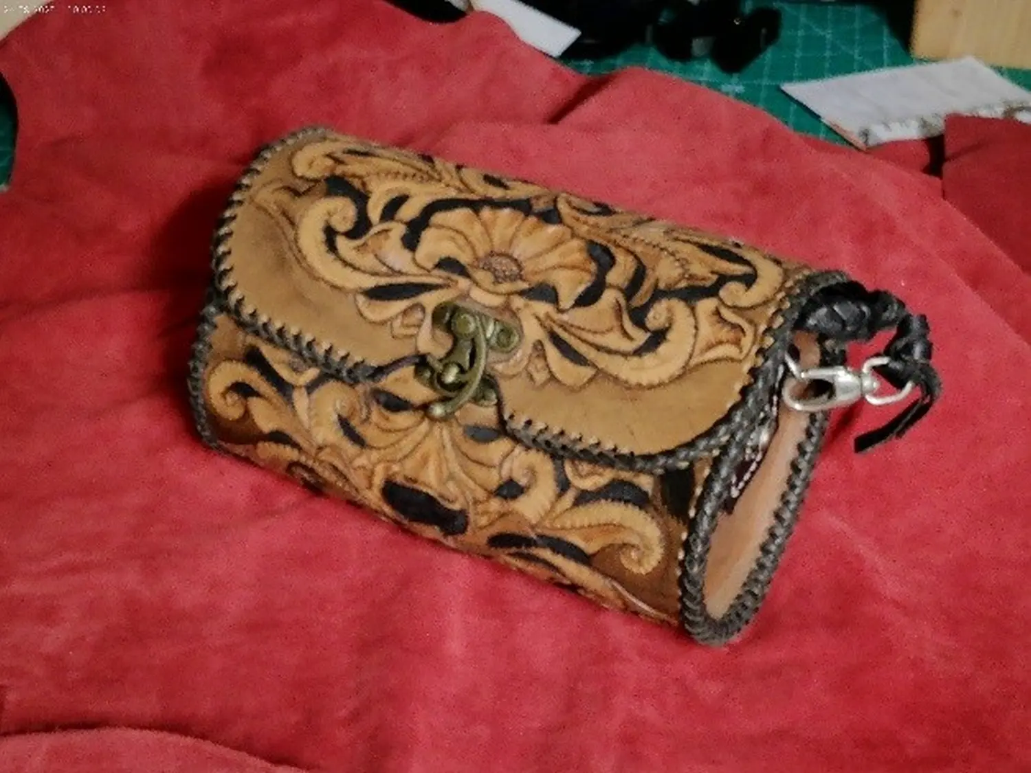 Da Leder Klopfa - 1 Trachten Handtasche aus Rinderleder, ein geflochten, mit schwarzen Känguruleder.