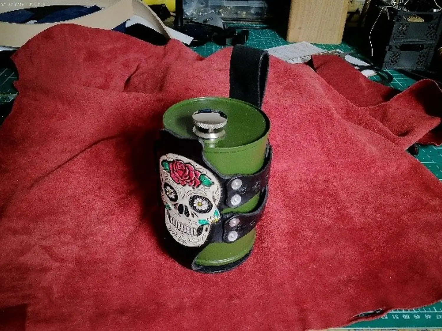 Da Leder Klopfa - 1 Gürtel / Motorrad Trinkflaschen Holster Skull mit Trinkflasche, aus Rinderleder gefertigt 