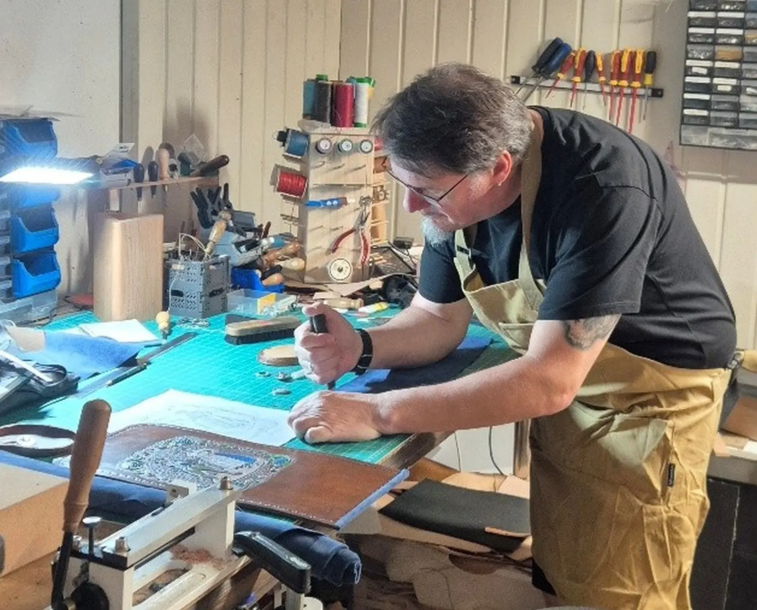 Da Leder Klopfa - Horst Bellan in der Werkstatt