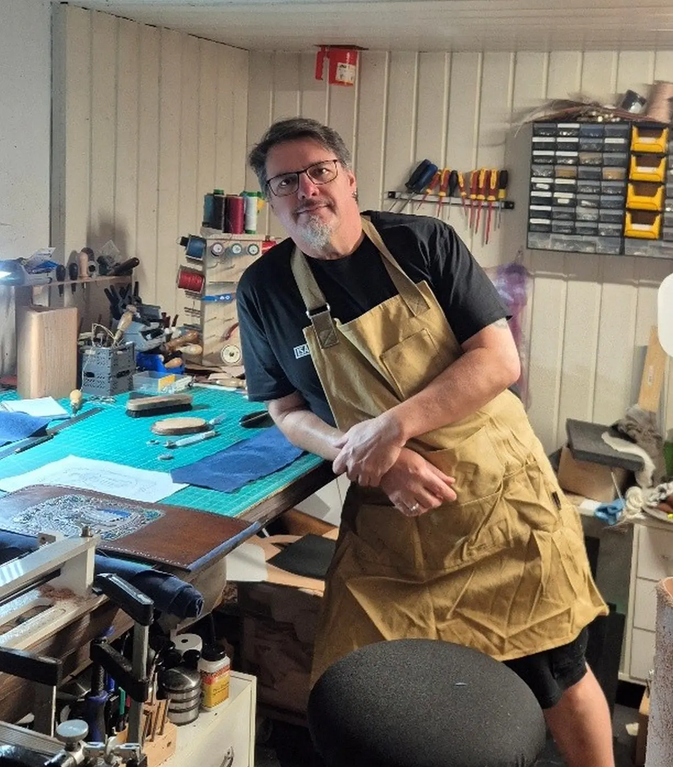 Da Leder Klopfa - Horst Bellan in der Werkstatt